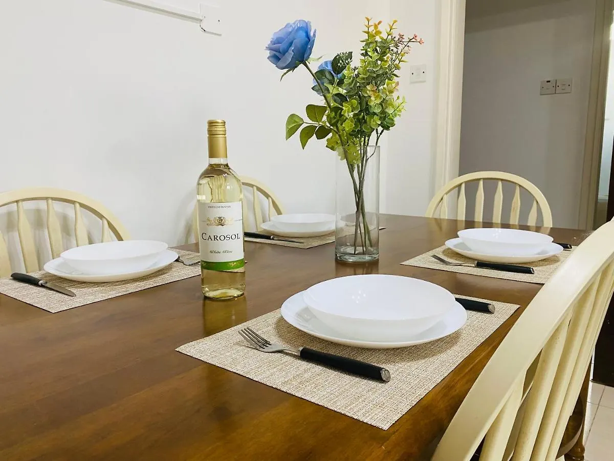 Apollo 2-Br Apt In 라르나카 아파트